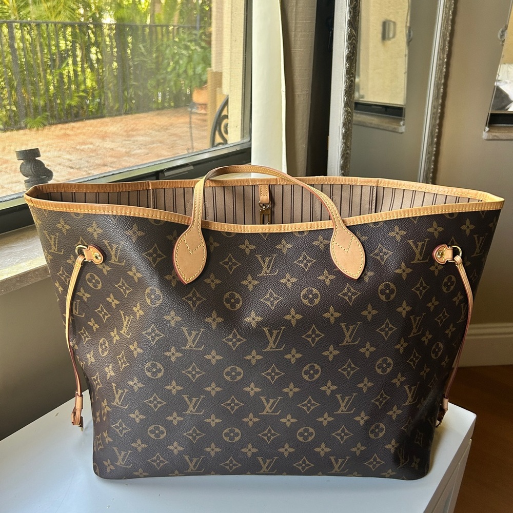 Louis Vuitton
Neverfull GM tote